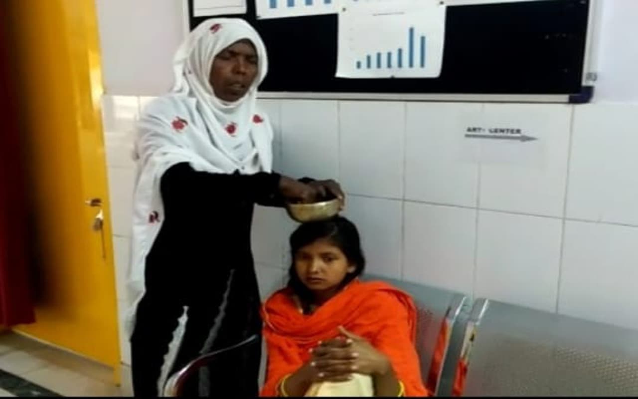 झारखंड में अंधविश्वास : अस्पताल में ही बीमार युवती की झाड़-फूंक, डॉक्टर ने इलाज करने से किया इनकार