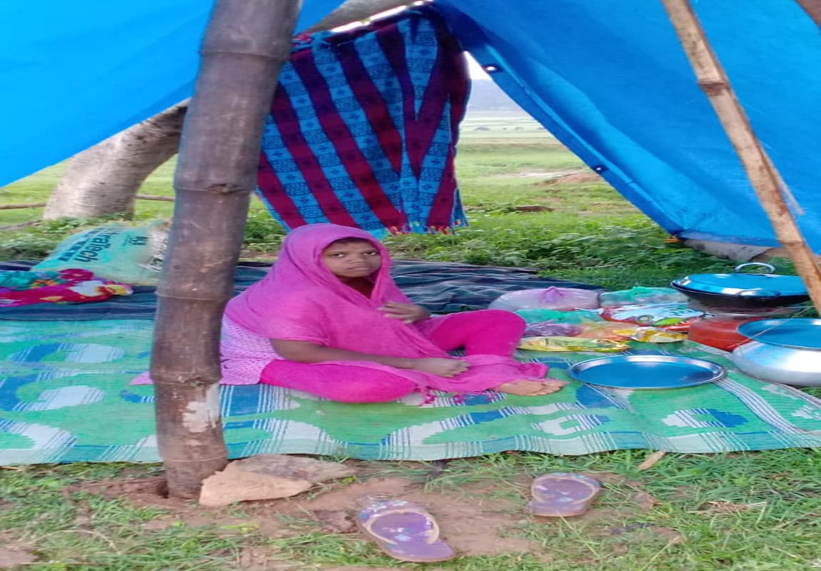 कोरोना इफेक्ट : ग्रामीणों ने गर्भवती महिला को गांव में प्रवेश करने से किया मना, तंबू में रहने को हुई मजबूर