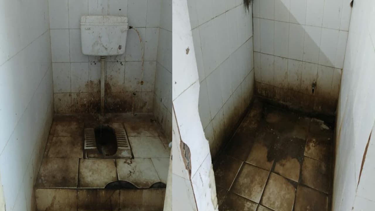 गुमला के सदर हॉस्पिटल में अव्यवस्था का आलम, शौचालय की नहीं हो रही सफाई, बदबू से मरीज परेशान