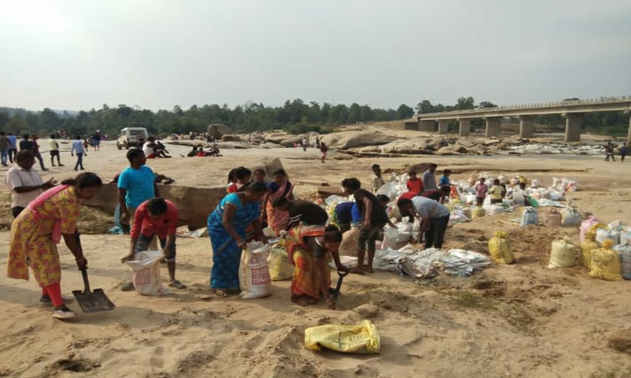 हीरादह नदी में डूबे 3 युवकों का 72 घंटे बाद भी नहीं मिला कोई सुराग, परिजनों ने की बोरा बांध बनाने की मांग