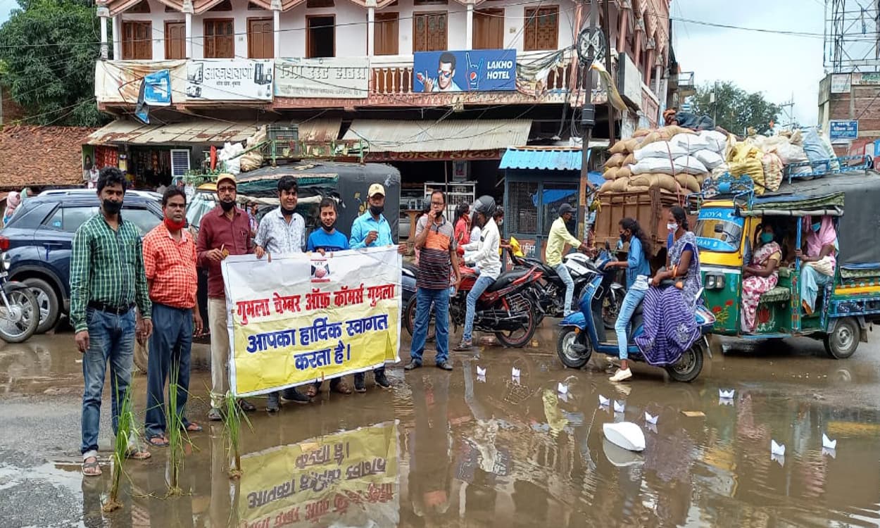 एनएच- 78 पर बह रहा नाली का गंदा पानी, सड़क पर बने बड़े गड्ढे, विरोध में गुमला चेंबर ने छिटा बिचड़ा