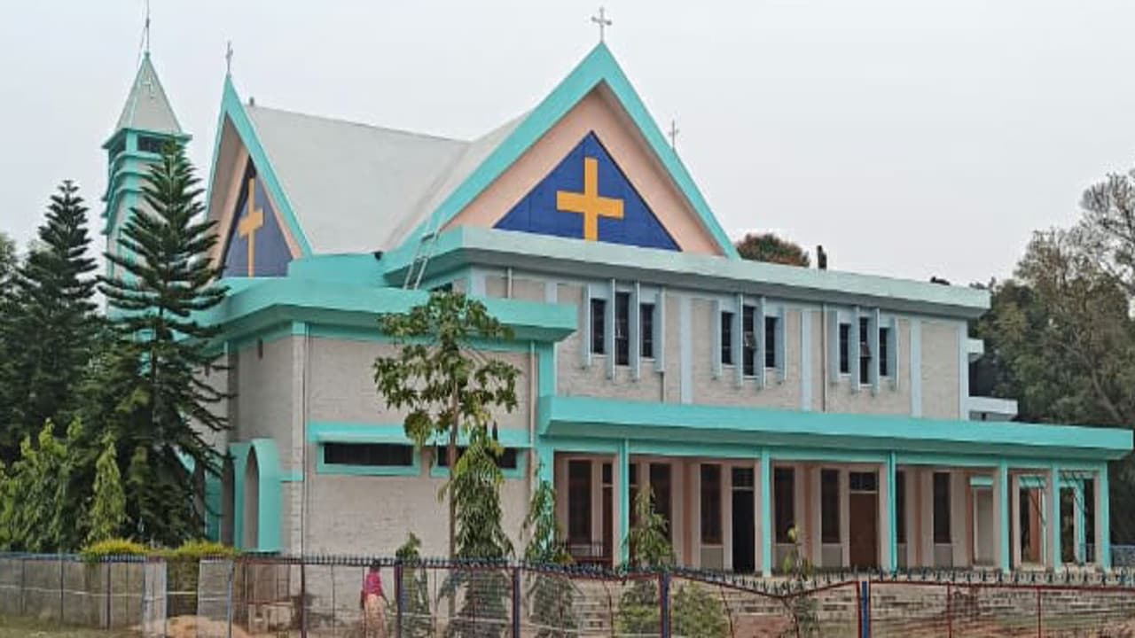 Merry Christmas: प्रभु यीशु के आगमन की तैयारी में जुटे इसाई मिशनरी, गुमला के सभी चर्चों की सजावट शुरू