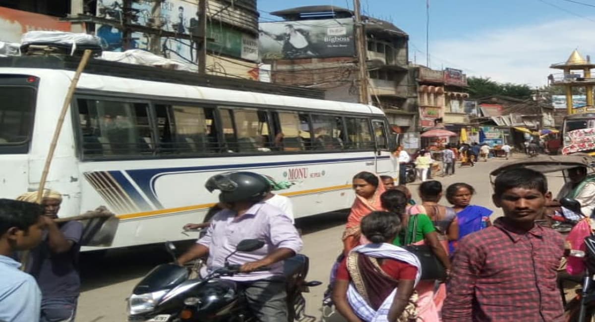 गुमला शहर को जाम से मुक्त करने का निर्णय, अब बीच सड़क पर खड़ी नहीं होंगी बसें वर्ना लगेगा जुर्माना