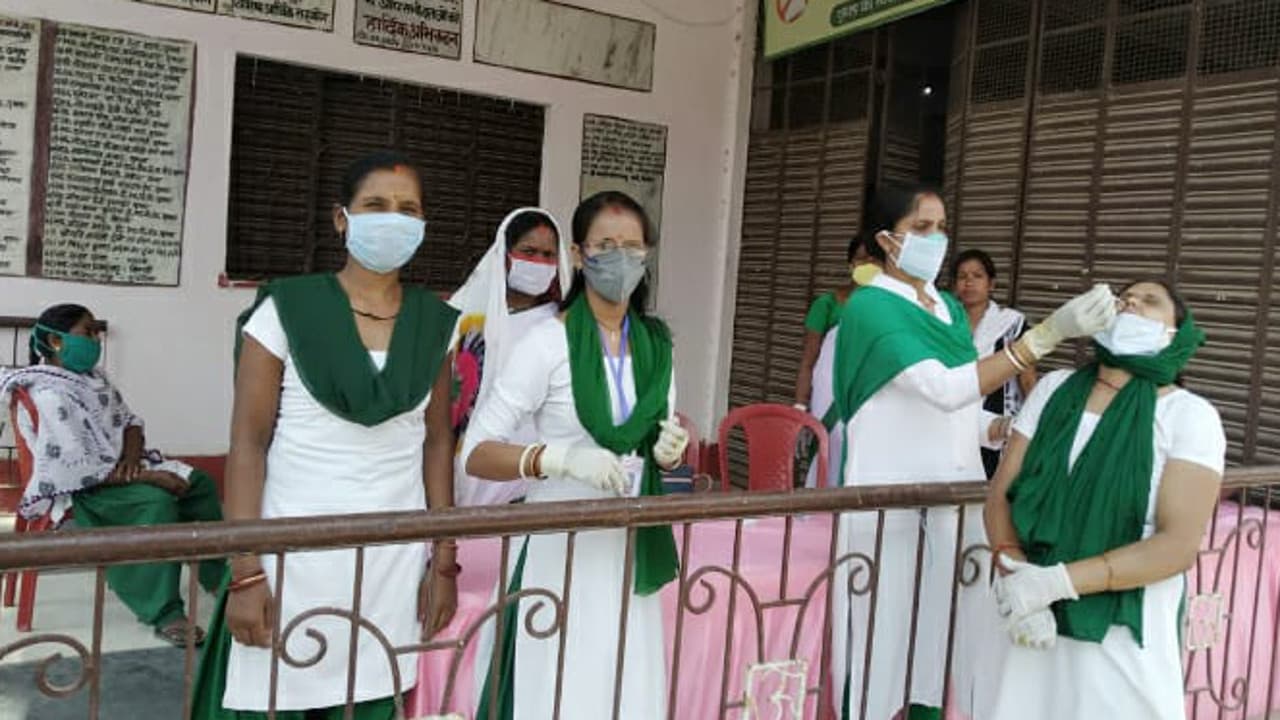 गुमला के गांवों में कोरोना संक्रमण का बढ़ रहा खतरा, 778 गांव में 10 हजार से अधिक लोग बीमार, सर्वेक्षण में हुआ खुलासा