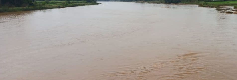Flood In Bihar: मूसलाधार बारिश से उफनाई पहाड़ी नदियां, बेतिया में पानी की धार में बहा घर-बार