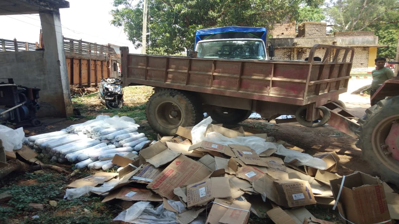 गुमला के करौंदी में संचालित अवैध क्रशर से एक ट्रैक्टर विस्फोटक बरामद, 4 लोग गिरफ्तार