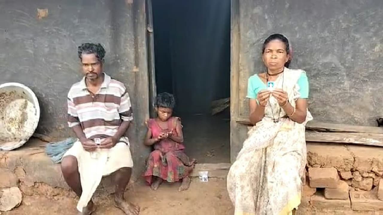 गुमला में 12 साल से बेटी के इंतजार में वृद्ध दंपती, पुलिस की कार्रवाई भी शर्मसार करने वाली, मामला तक नहीं किया दर्ज