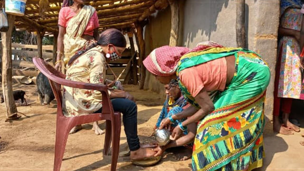 9 साल बाद गुमला की बेटी पहुंची अपने घर, देखकर रो पड़ा पूरा गांव, मां ने बेटी के पैर धोकर किया स्वागत, पढ़ें पूरा मामला