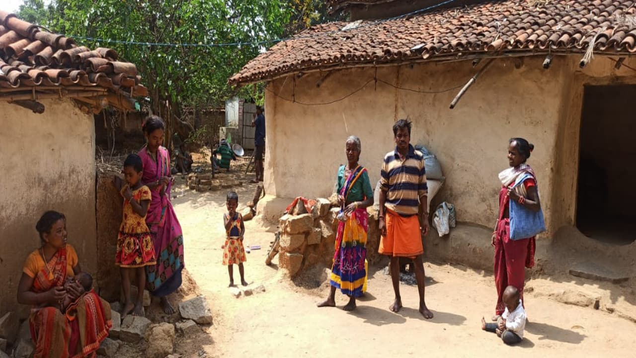 बीमारी से मौत पर गुमला के तीन वृद्ध को ग्रामीणों ने गांव से निकाला, डायन बिसाही का लगाया आरोप