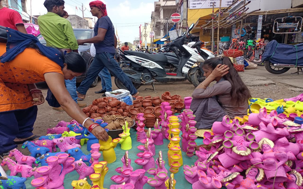 Diwali 2022: गुमला में मिट्टी के दीये समेत खिलौनों पर पड़ी महंगाई की मार, 150 रुपये सैकड़ा पहुंचा दीया