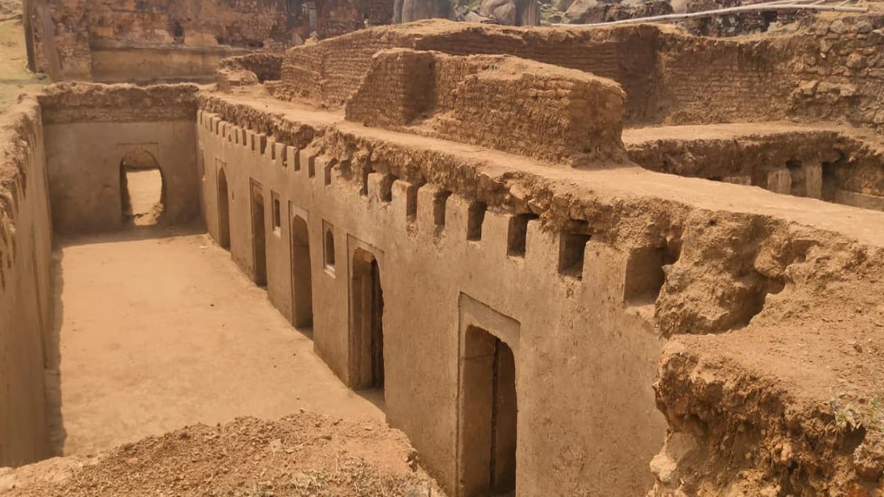 गुमला के नवरत्नगढ़ में नागवंशी राजा दुर्जन शाह का मिला महल, रानी तालाब में छुपे हैं कई रहस्य