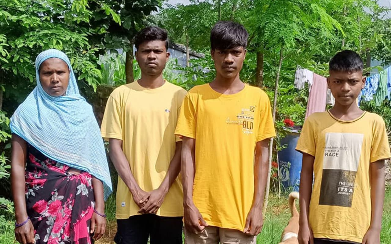 Prabhat Khabar Special: डेढ़ साल पहले IED ब्लास्ट में हुई थी किसान रामदेव की मौत, अब इस हाल में जी रहा परिवार