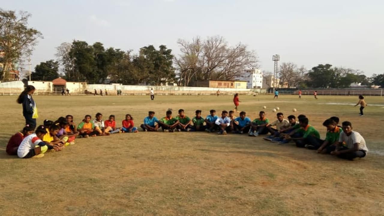 गुमला के MVI शहनवाज पर एथलेटिक्स कोच से धक्का- मुक्की का आरोप, विरोध में प्रैक्टिस छोड़ धरने पर बैठे खिलाड़ी