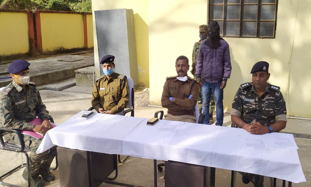 खूंटी व गुमला जिले के बॉर्डर इलाके में सक्रिय इनामी PLFI नक्सली ओझा गिरफ्तार, हत्या समेत कई मामलों का है आरोपी