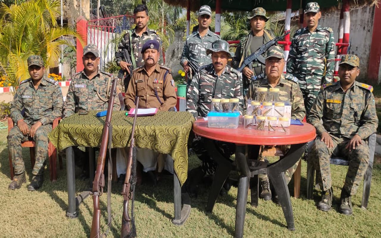 Jharkhand Naxal News: पुलिस से लूटे हथियार गुमला के हपाद जंगल से बरामद, भाग निकला नक्सली इंद्रदेव