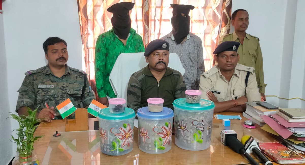 Jharkhand Crime New: अफीम और डोडा के साथ दो युवक गिरफ्तार, खूंटी व गुमला से लेकर ओड़िशा तक फैला है कारोबार