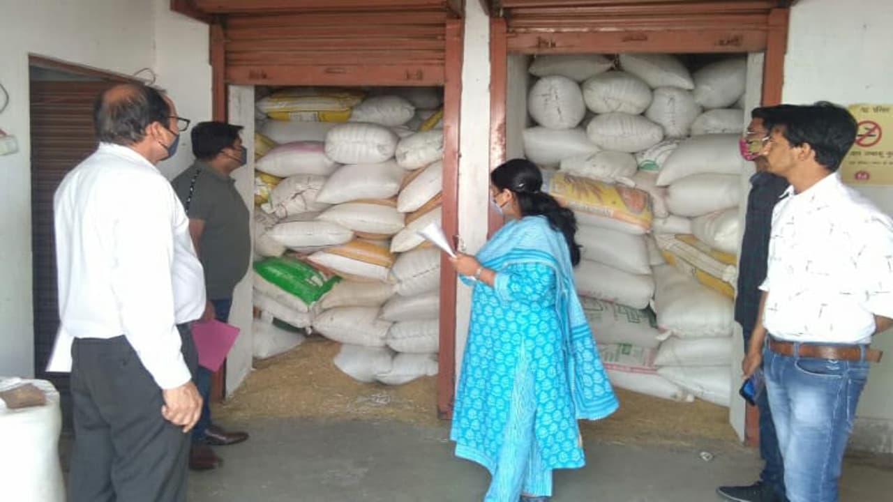 लातेहार में विभागीय लापरवाही से नहीं हो सका है धान का उठाव, गोदाम में रखे-रखे सड़ने लगा