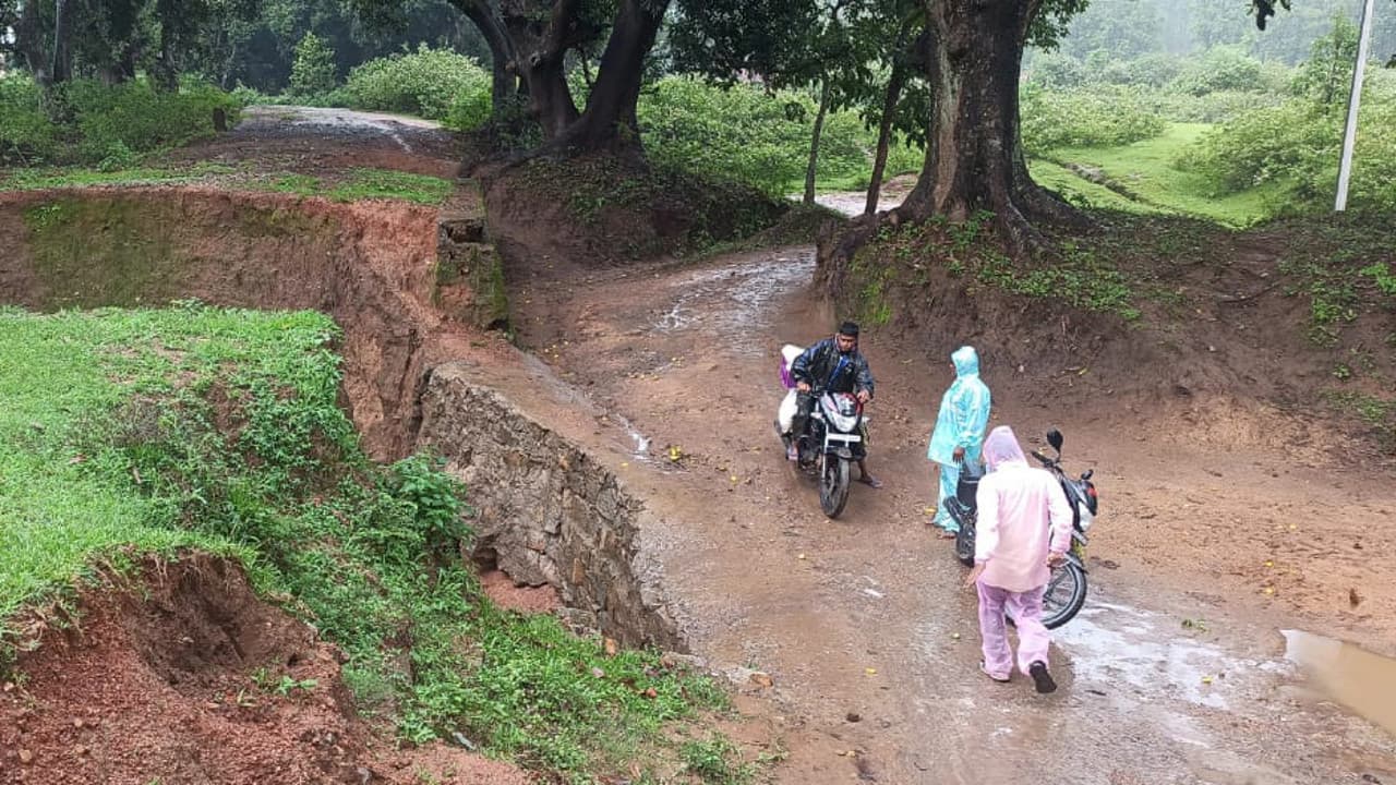 गुमला के रायडीह में 26 किमी सड़क जर्जर, 25 हजार की आबादी परेशान, सुध ले हेमंत सरकार