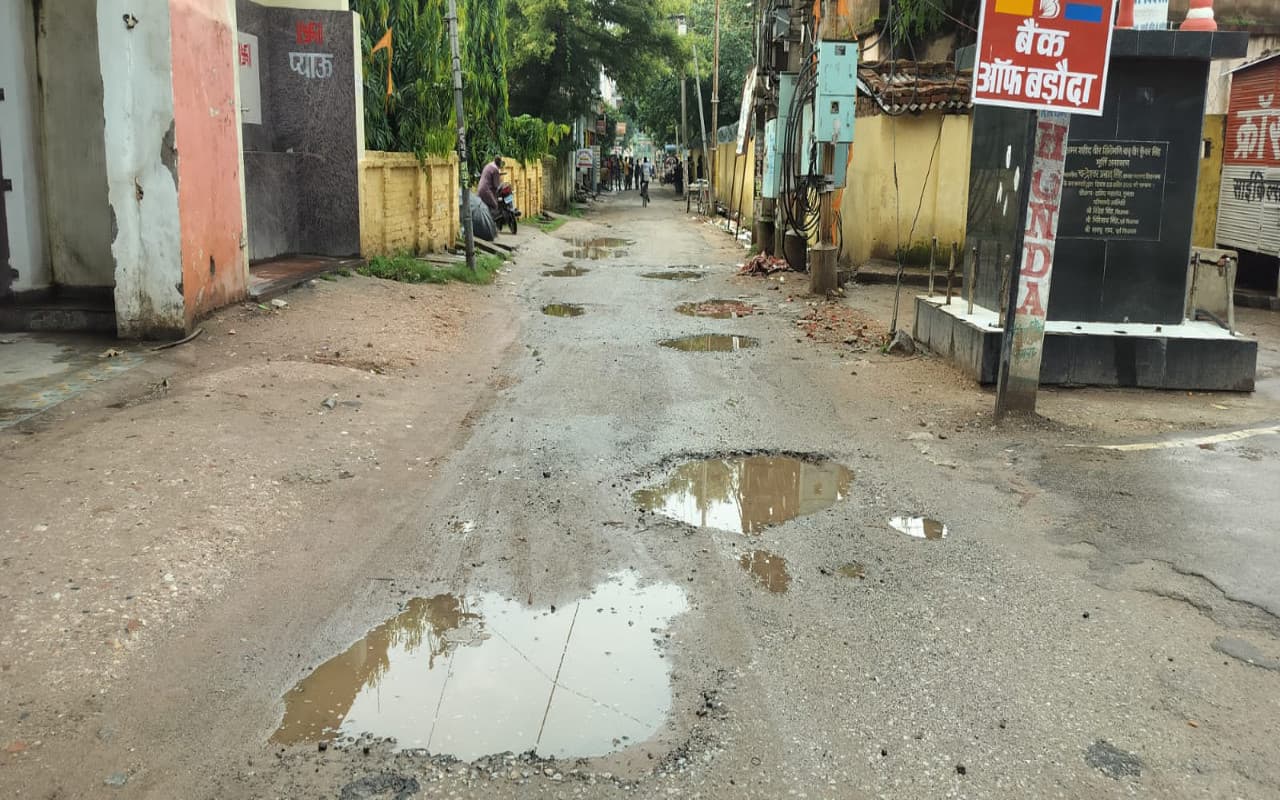 Common Man Issues: साहब, यह आप ही का गुमला शहर है, इधर भी ध्यान दीजिये