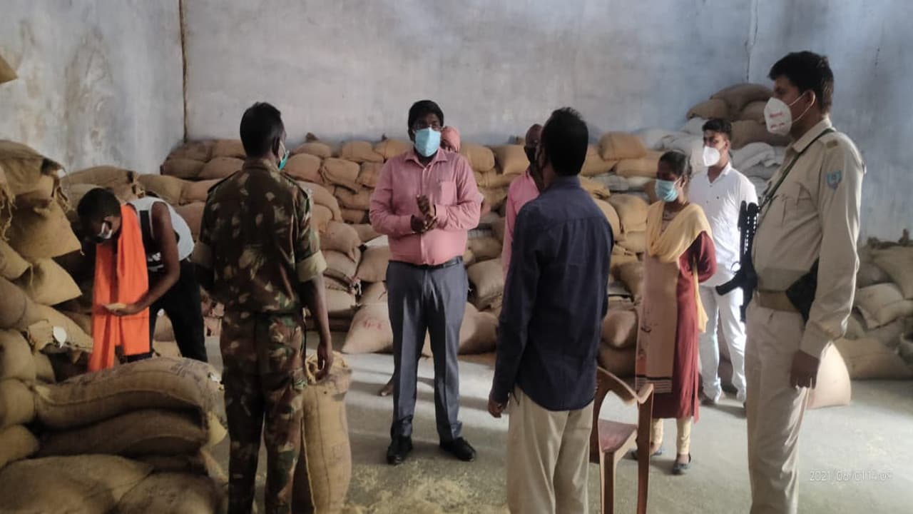 SFC गुमला से गरीबों के बीच बांटने के लिए भींगा चावल की आपूर्ति, SDO ने अंचलाधिकारी से मांगी जांच रिपोर्ट