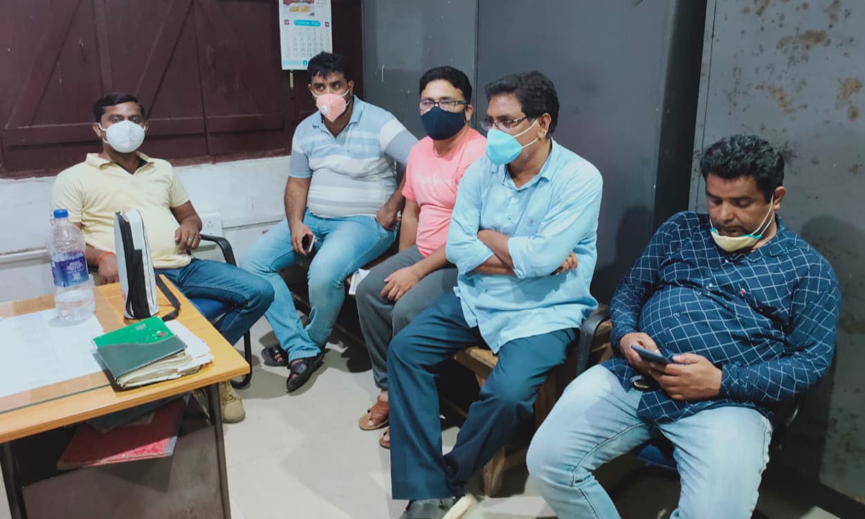 एक्सपायरी डेट की बियर बेच रहे शराब दुकानों पर पहले गुमला एसडीओ की कार्रवाई, 20 घंटे बाद फिर क्यों खुली दुकानें, जानें...