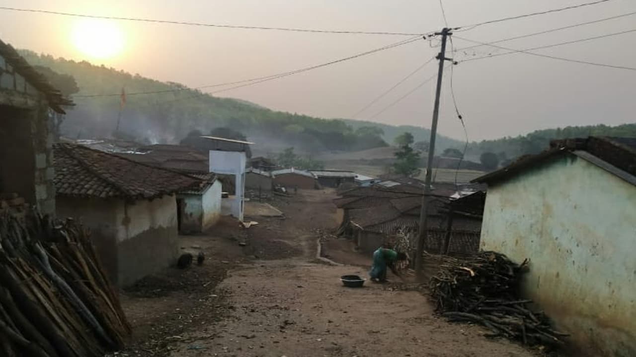 Jharkhand News : नक्सलियों ने गुमला में ग्रामीणों के जंगल में प्रवेश करने पर लगायी रोक, जानें क्या है पूरा मामला