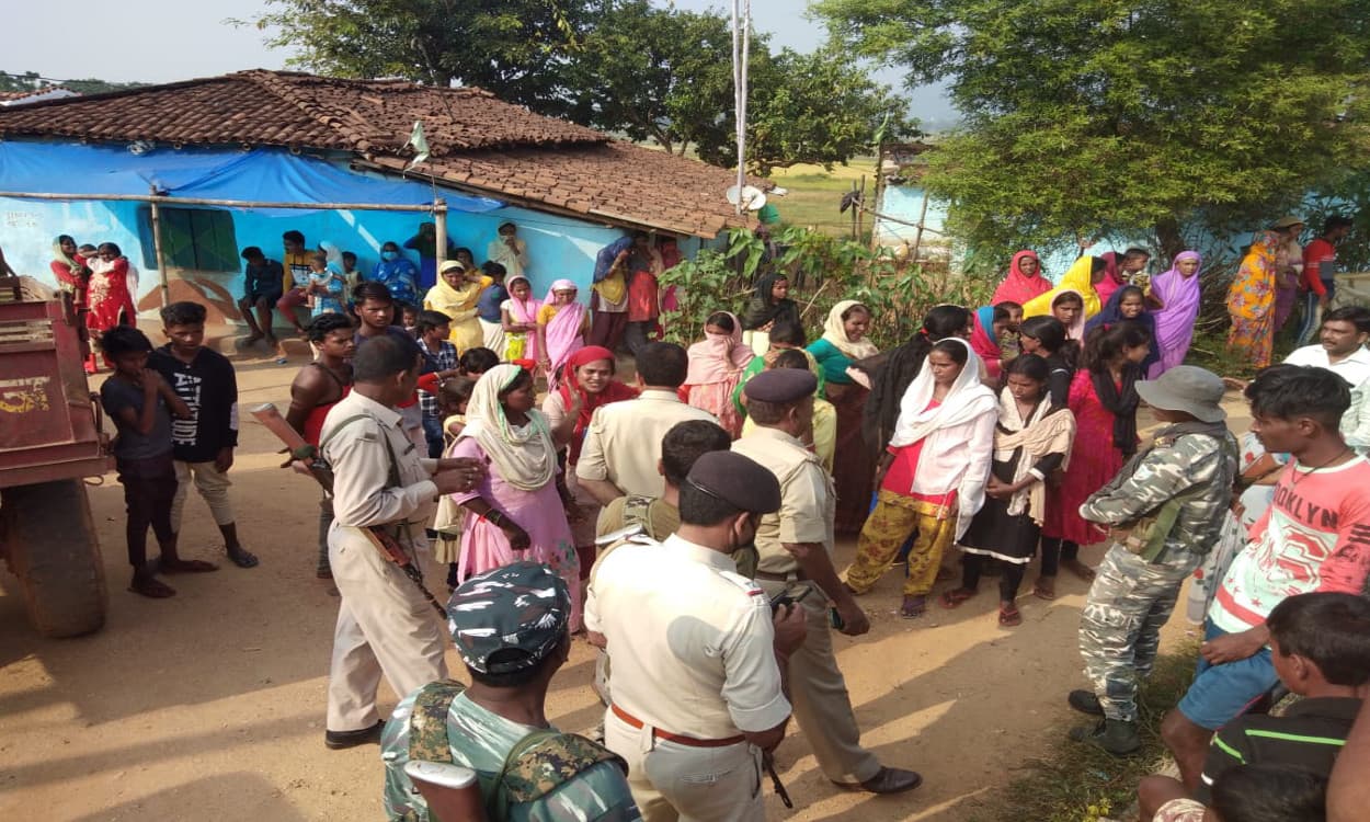 बालू लदे जब्त ट्रैक्टर को नहीं छोड़ने पर उग्र हुई बरगीडाड़ गांव की महिलाएं, सीओ और पुलिस को घंटों बनाया बंधक