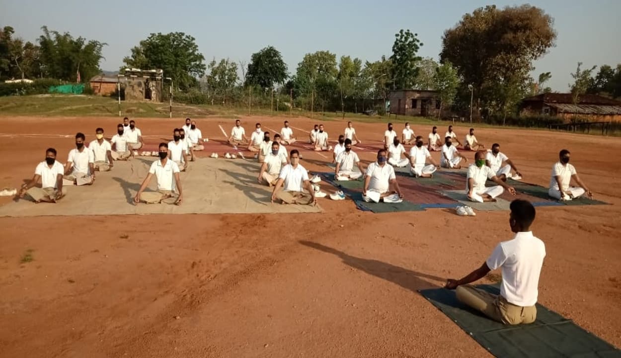 गुमला में सेना के जवान नक्सलियों को हथियार व कोरोना को योगासन से हरा रहे हैं