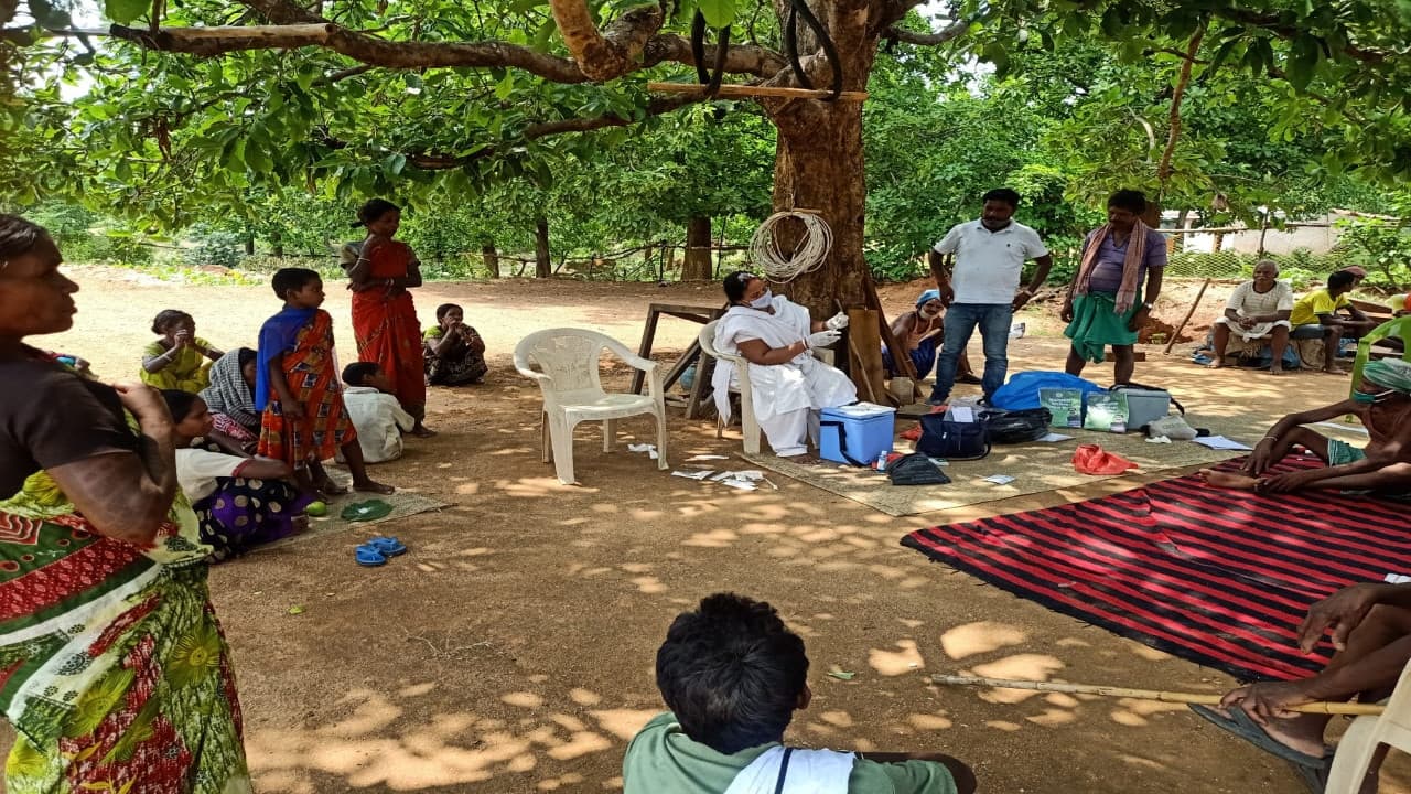 Corona Vaccination News : गुमला प्रशासन के सामने बड़ी चुनौती, जंगल व पहाड़ों में बसे गांवों में टीका का विरोध जारी