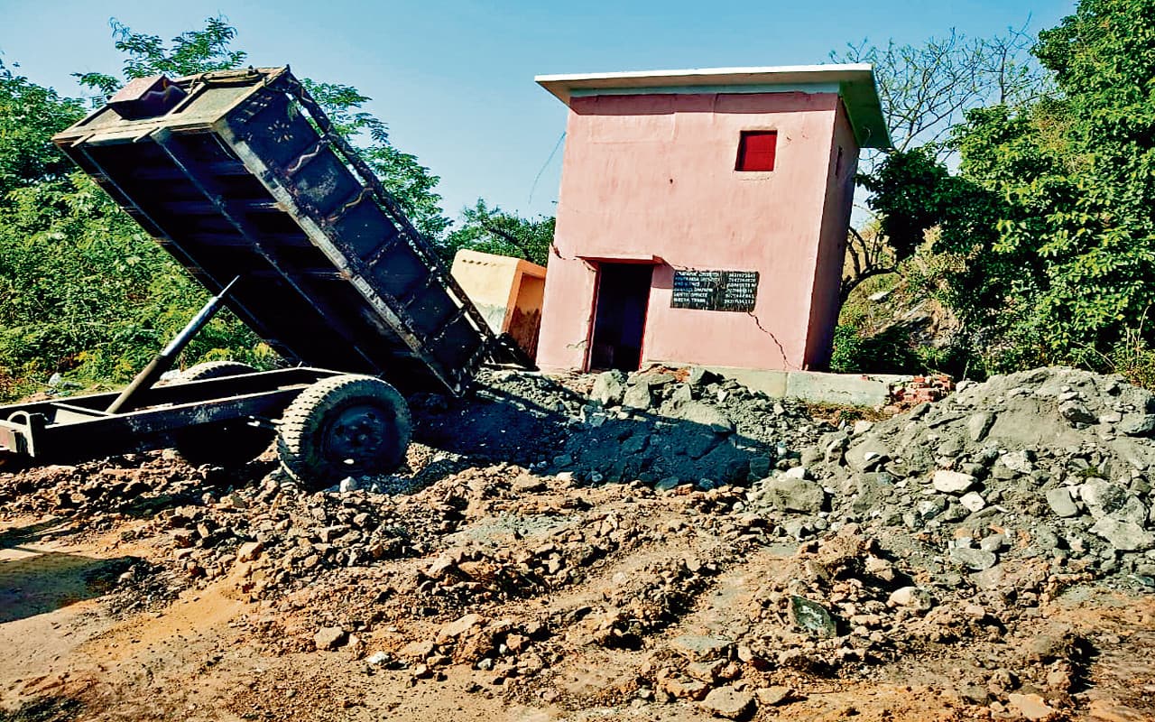 झारखंड : धनबाद के चापापुर में भू-धंसान, मलबे में दबकर एक व्यक्ति की मौत, गार्ड रूम क्षतिग्रस्त