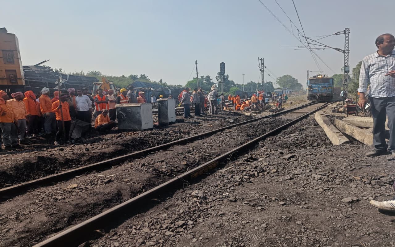 गुरपा स्टेशन में मालगाड़ी हादसे के 55 घंटे बाद क्लियर हुआ डाउन लाइन, 28 अक्टूबर को रद्द रही इंटरसिटी