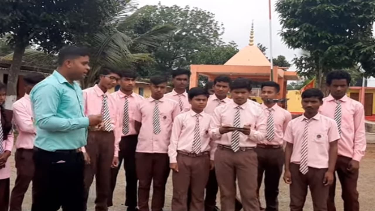झारखंड के फुनसुख वांगडू स्कूली बच्चों में पैदा कर रहे हैं वैज्ञानिक सोच, KBC के हॉट सीट पर दिखेंगे ज्ञान राज झारखंड के फुनसुख वांगडू स्कूली बच्चों में पैदा कर रहे हैं वैज्ञानिक सोच, KBC के हॉट सीट पर दिखेंगे ज्ञान राज