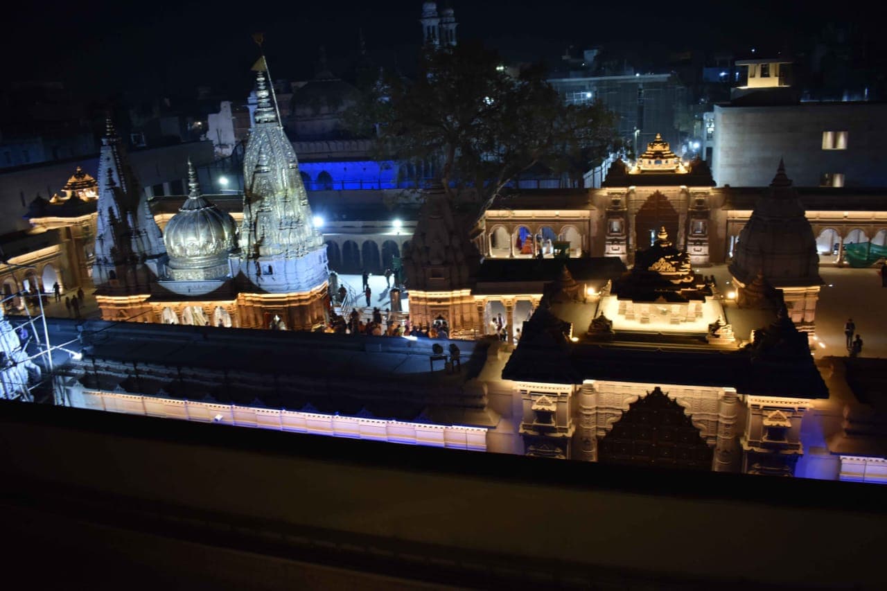 Varanasi News: काशी विश्वनाथ मंदिर में स्पर्श और VIP दर्शन पर रोक, जानिए कब तक रहेगा लागू