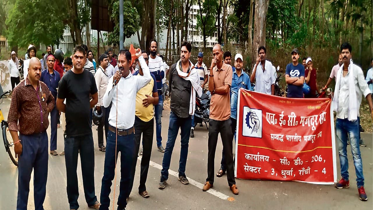 Jharkhand News: आंदोलन पर उतरे एचइसी के अधिकारी, निदेशकों को पांच घंटे बनाया बंधक, जानें पूरा मामला