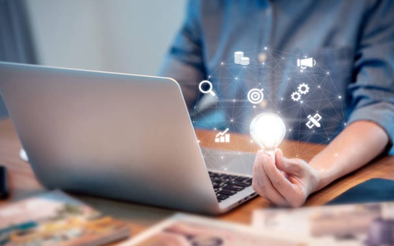 Communication Skill: करियर में ग्रोथ के लिए अच्छी कम्युनिकेशन स्किल है जरूरी, जानें कैसे