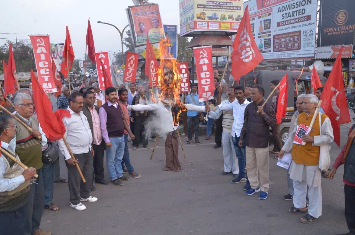 अमेरिका में हो रहे विरोध की आंच पहुंची कोलकाता, वामपंथी संगठन ने ट्रंप का पुतला फूंका