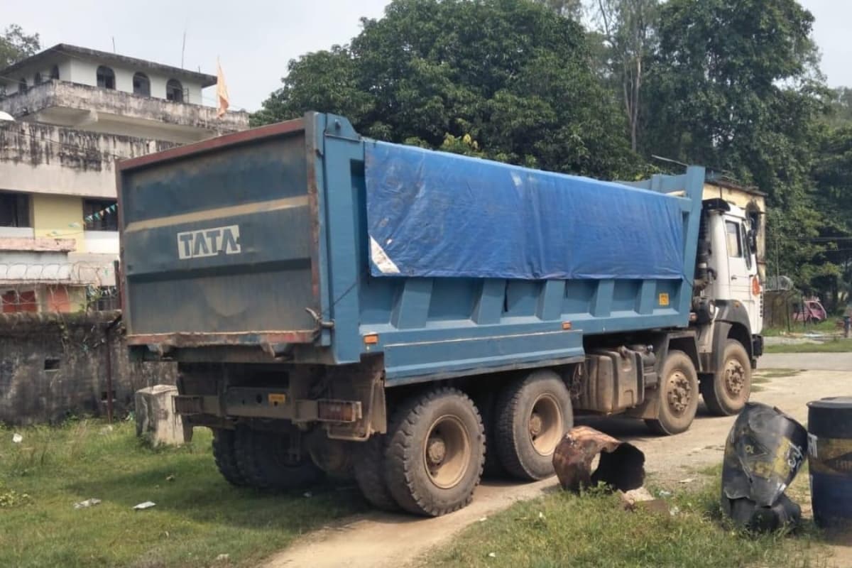 झारखंड: ओडिशा के चालान पर बालू की हो रही तस्करी, तीन हाइवा जब्त, एनजीटी की रोक के बावजूद माफिया सक्रिय