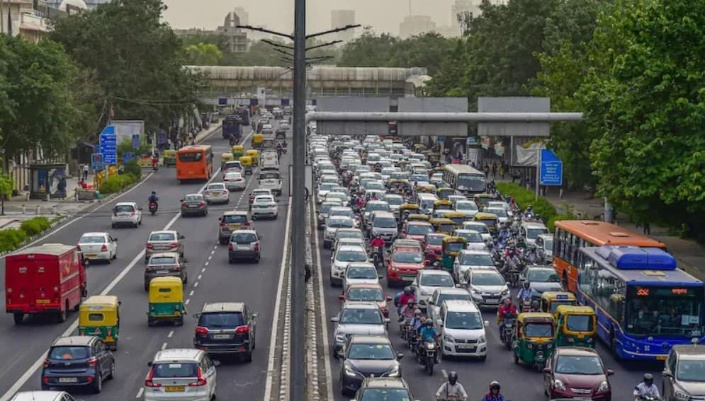 नोएडा-ग्रेटर नोएडा एक्सप्रेसवे पर आज से भारी वाहनों की एंट्री बंद, सुबह सात से रात 10 तक रहेगा लागू