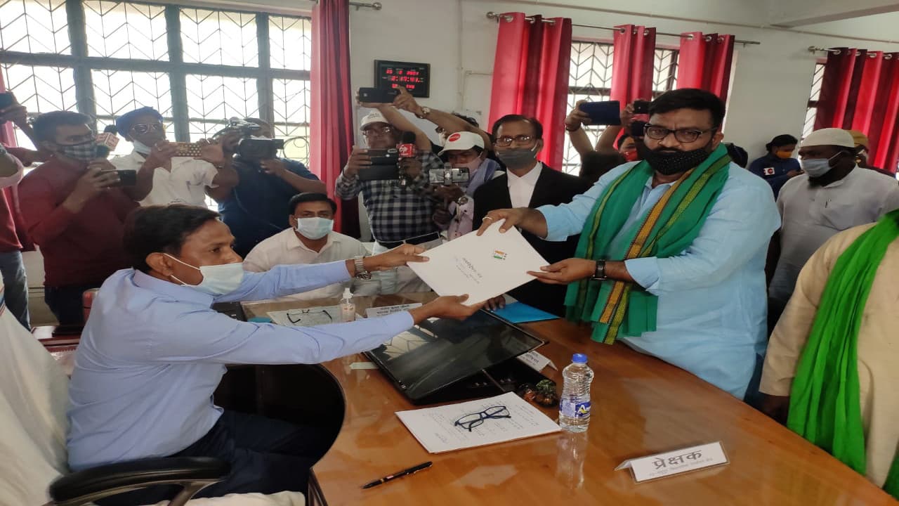 Madhupur Byelection 2021 : JMM गठबंधन प्रत्याशी हफीजुल हसन ने भरा नामांकन, CM हेमंत बोले- इनकी जीत से हाजी साहब को मिलेगी सच्ची श्रद्धांजलि
