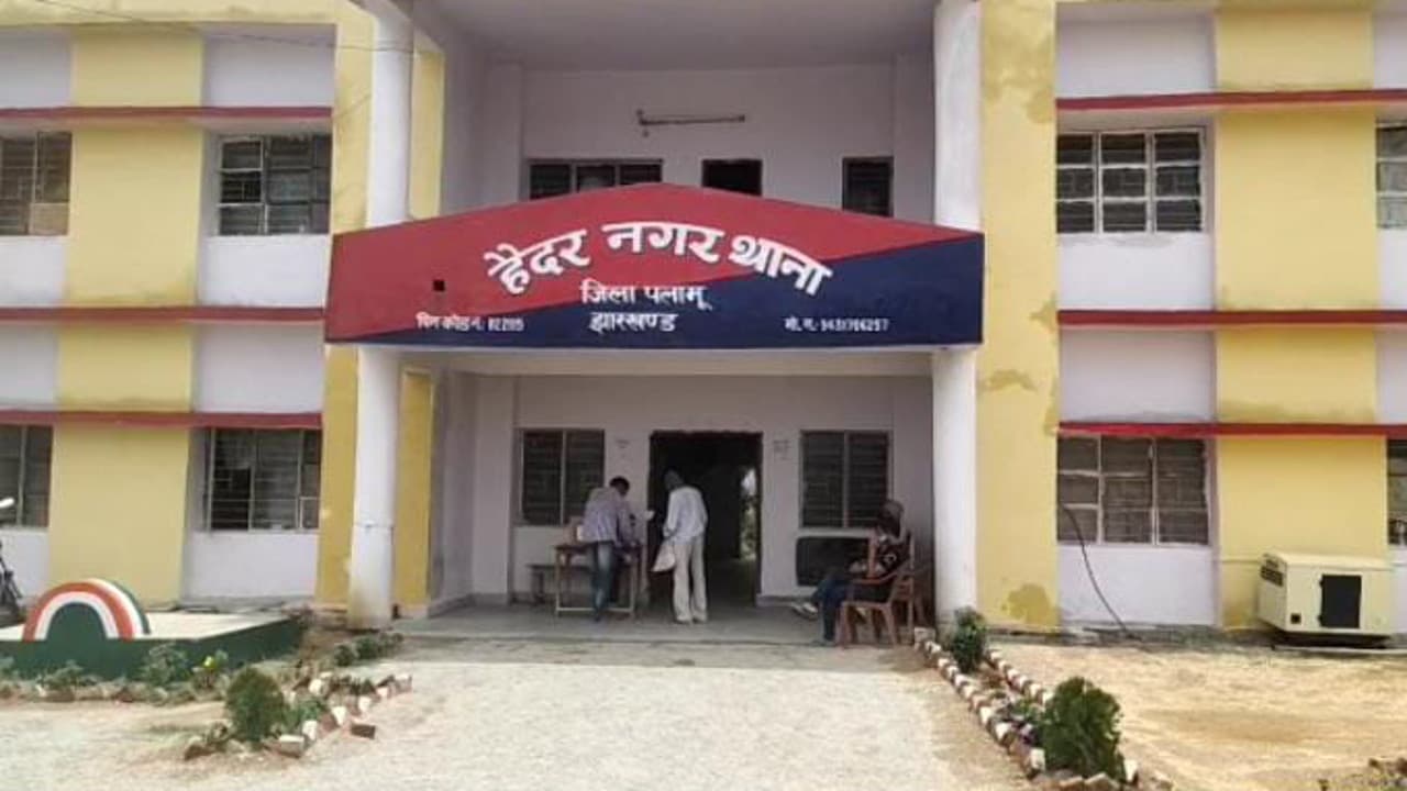 Jharkhand Crime News : पलामू के सड़ेया गांव के CSP संचालक से करीब 5 लाख की लूट, 2 लोगाें से पुलिस कर रही है पूछताछ