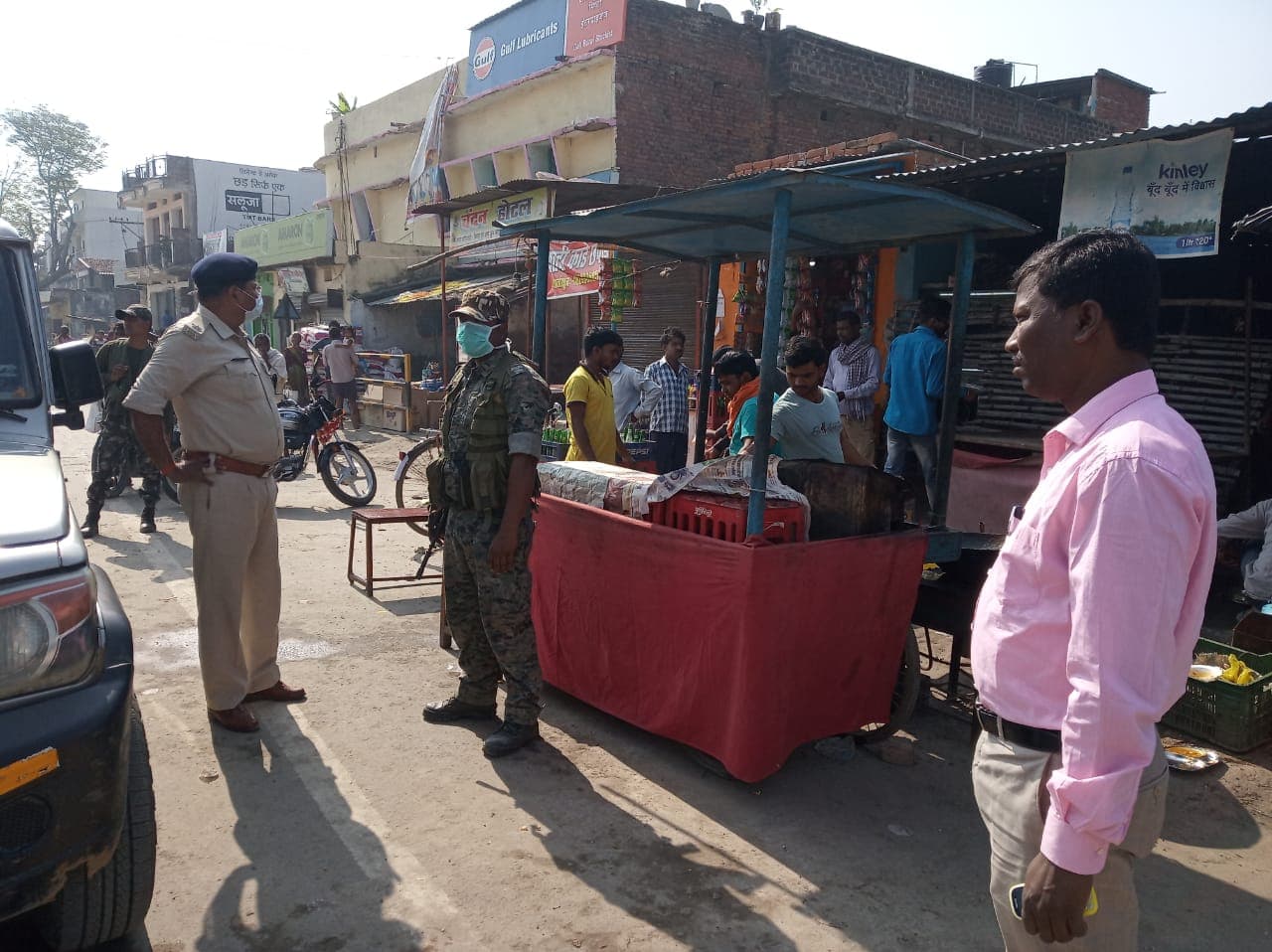 पलामू के हुसैनाबाद में बीडीओ और थाना प्रभारी ने लॉकडाउन का सख्ती से कराया पालन