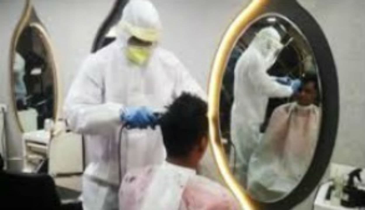 कोरोना इंपैक्ट : भोपाल में पीपीई किट पहनकर बाल काट रहे बार्बर, ग्राहकों को अप्वाइंटमेंट के लिए भेजा जा रहा मैसेज