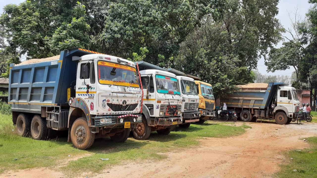 नेशनल ग्रीन ट्रिब्यूनल के रोक के बावजूद खूंटी में जारी है अवैध बालू का उठाव, पुलिस ने कई गाड़ियों को किया जब्त
