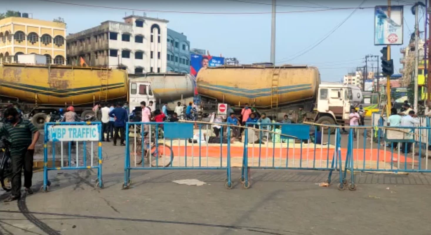 नंदीग्राम में शुभेंदु अधिकारी से ममता बनर्जी की हार के बाद तृणमूल में आक्रोश, रोड जाम