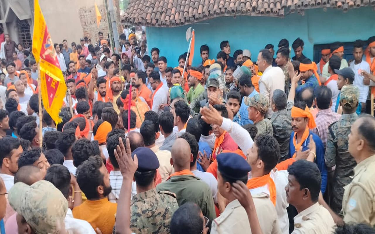 पूर्वी सिंहभूम के हल्दीपोखर में रामनवमी जुलूस के दौरान हंगामा, पथराव से मुखिया व सीओ समेत आधा दर्जन लोग घायल