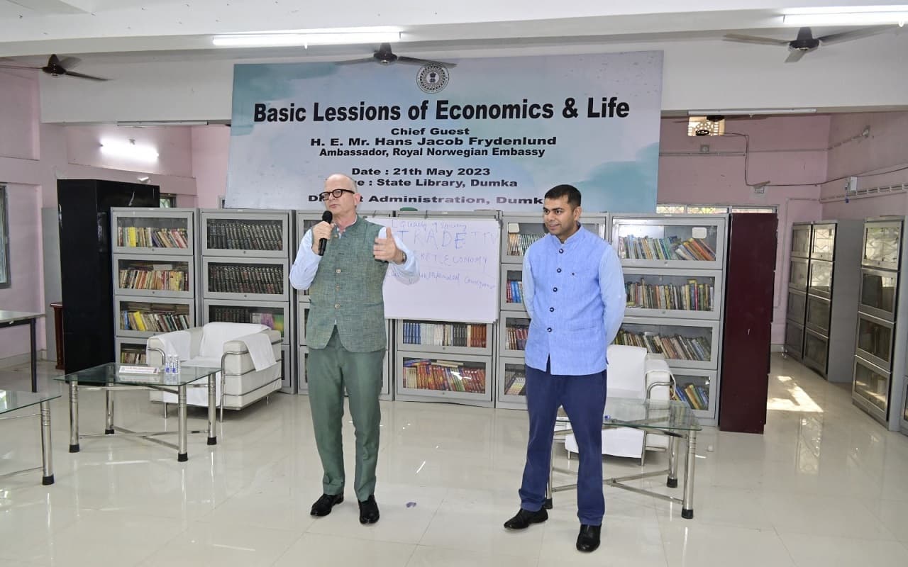 दुमका पहुंचे नार्वे के राजदूत हंस जैकब फ्रायडेनलंड हुए भावुक, बोले-उनकी टीचर थीं संताली संस्कृति की प्रशंसक