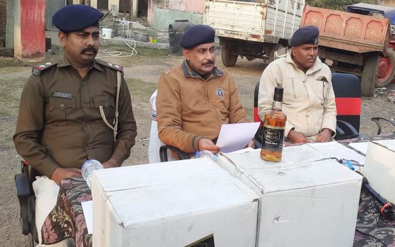 Jharkhand Crime News: बिहार जा रही 63 लाख की शराब झारखंड में जब्त, दुमका की हंसडीहा पुलिस ने की कार्रवाई
