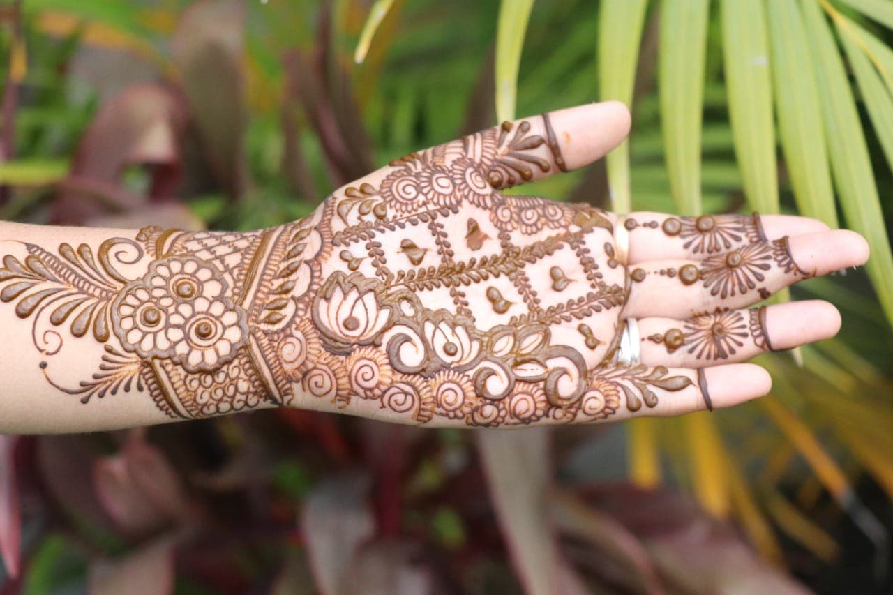 Happy Hariyali Teej 2021: हरियाली तीज पर लगाएं ये Latest Mehndi Designs, जानें कौन सबसे ज्यादा जचेगा आप पर