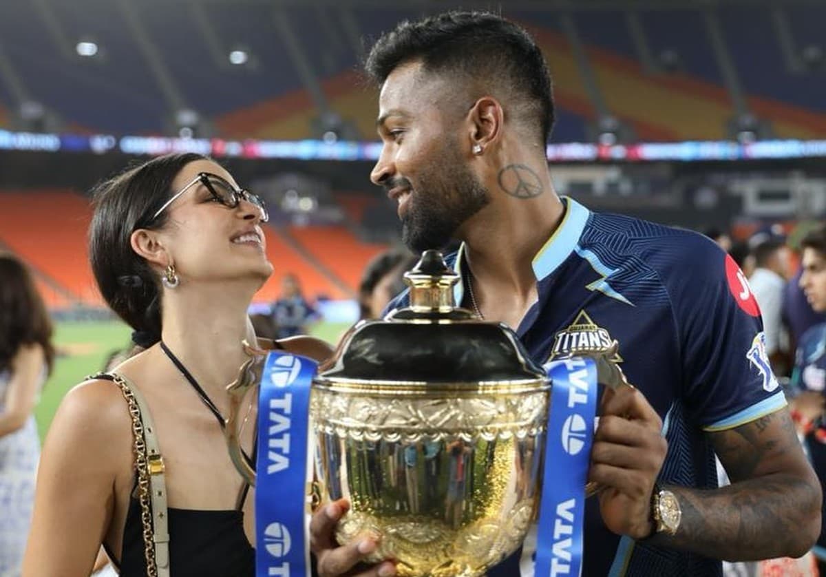 IPL 2022: चैंपियन बनने के बाद हार्दिक पांड्या से लिपटकर रोने लगी पत्नी नताशा, VIDEO आया सामने IPL 2022: चैंपियन बनने के बाद हार्दिक पांड्या से लिपटकर रोने लगी पत्नी नताशा, VIDEO आया सामने