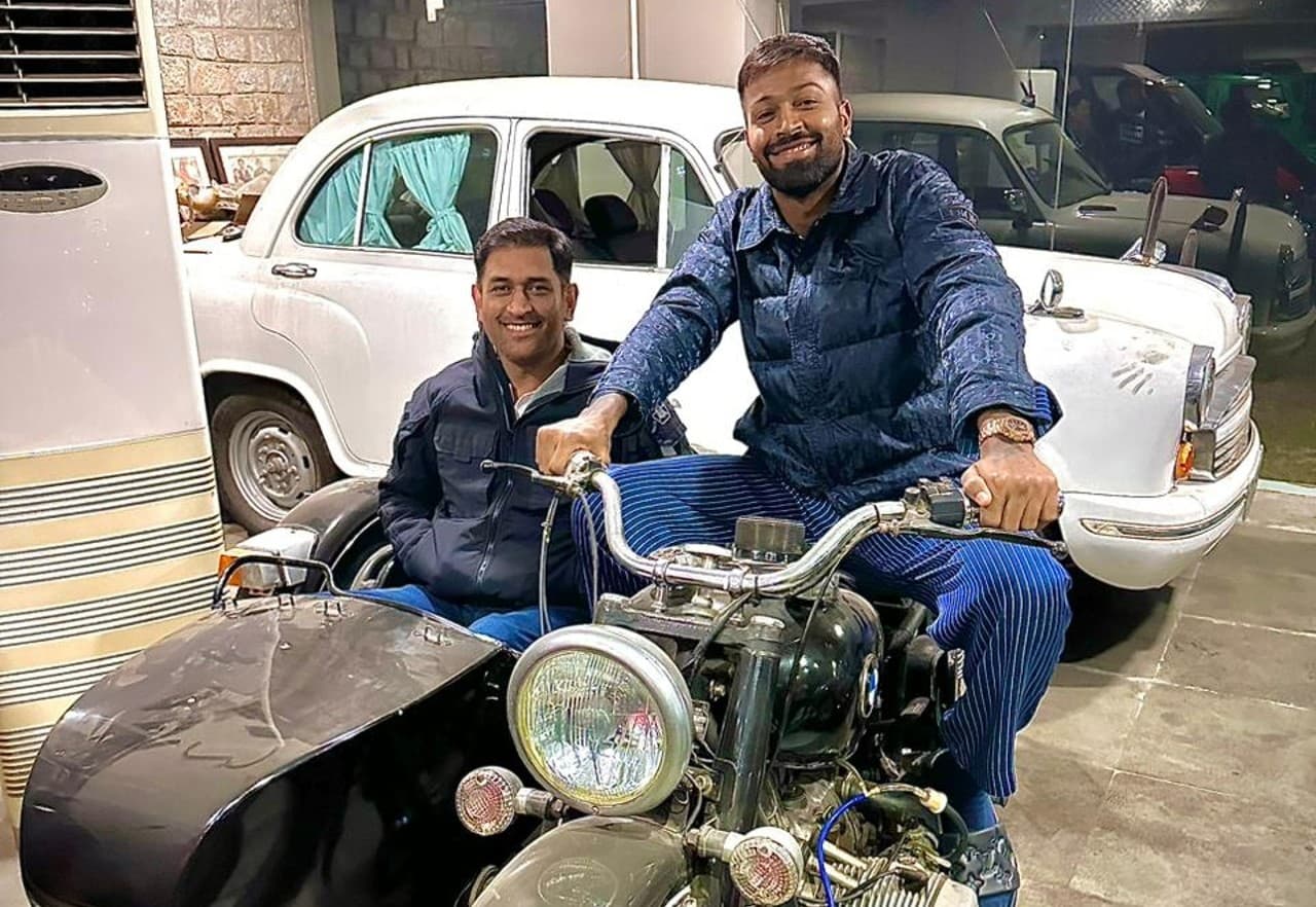 MS Dhoni और Hardik Pandya 'जय-वीरू' के लुक में आये नजर, लिखा जल्द आ रहा है शोले-2